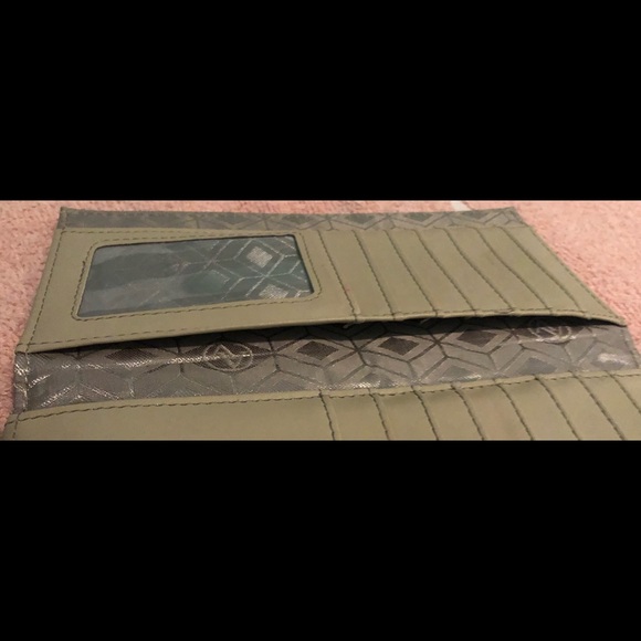 Adrienne Vittadini Floral Wallet. - Picture 5 of 8